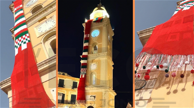 La magia del Natale abbraccia la Torre dell’orologio nel centro storico di Rossano 