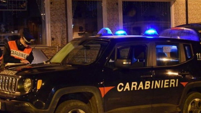 Straniero armato di coltello devasta un locale a Schiavonea: non gli hanno dato da mangiare gratis