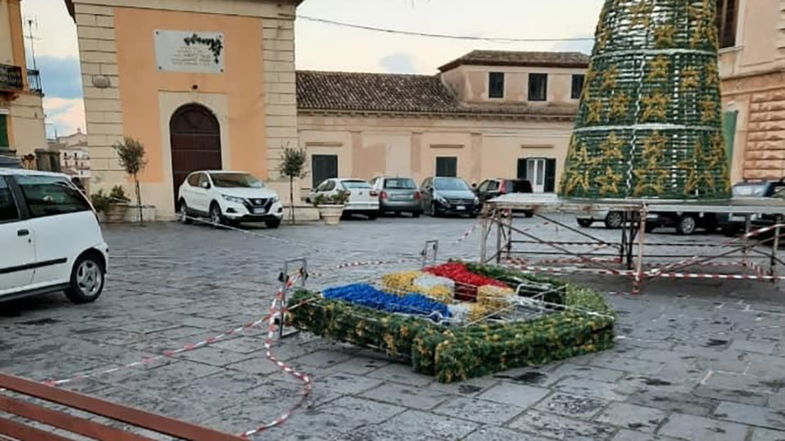 Natale a Co-Ro, dopo la sciarpa vola anche il presepe. E a piazza Steri monta una nuova protesta