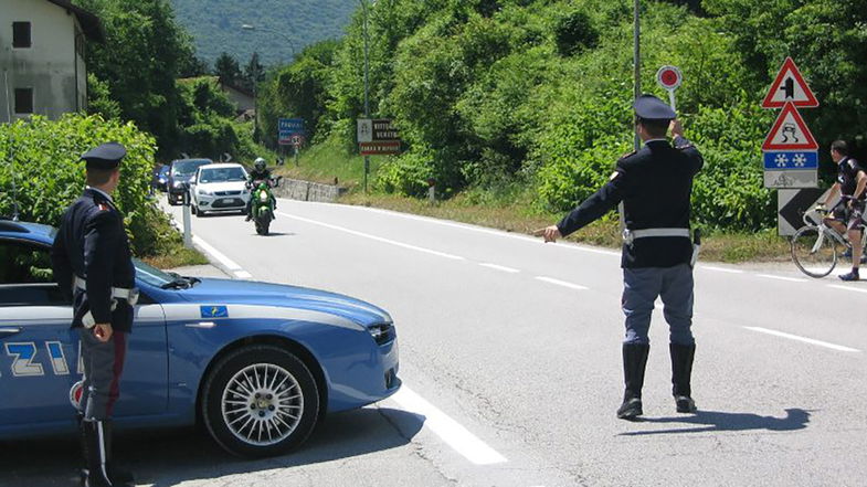 Due arresti nella vigilia di Natale: uno per droga e uno perché tenta di investire gli agenti di un posto di blocco