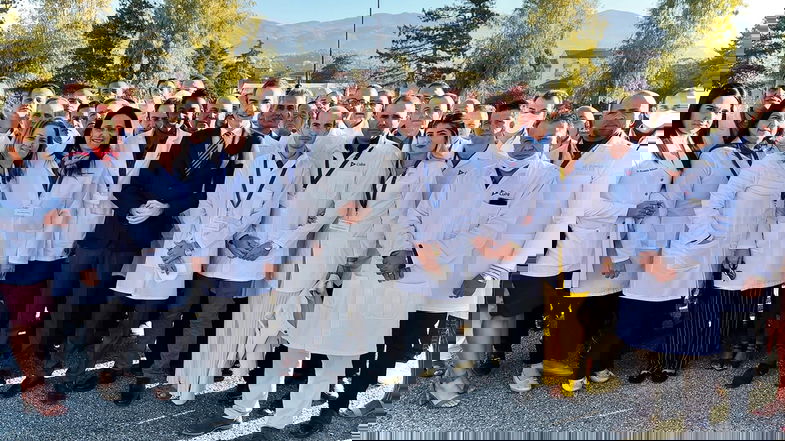 Arrivati in Calabria i 50 medici cubani. Occhiuto: «Hanno cercato di fermarci, ma ce l’abbiamo fatta»