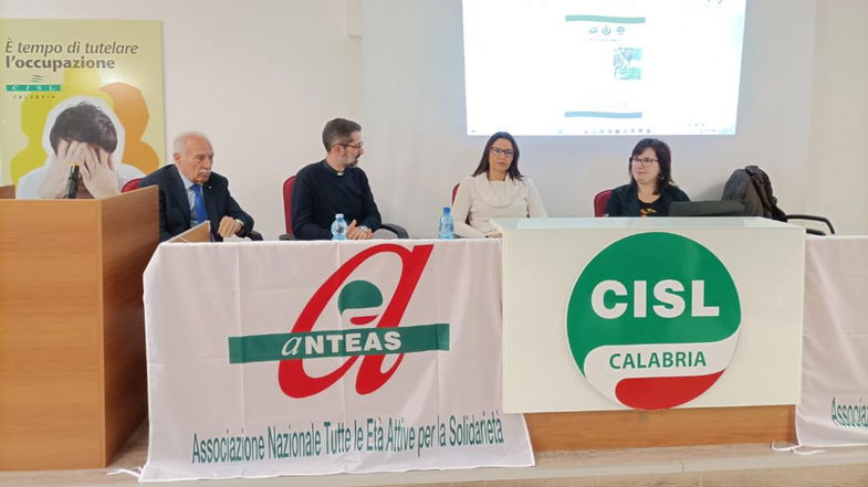 Giovani e anziani insieme per costruire il futuro tramite la cultura digitale