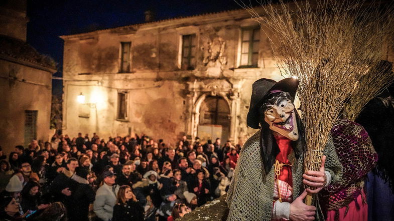 La strenna Retake riempie il centro storico di Rossano e saluta l’anno vecchio con la Befana 