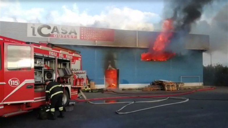 A fuoco un emporio cinese nella zona industriale di Corigliano