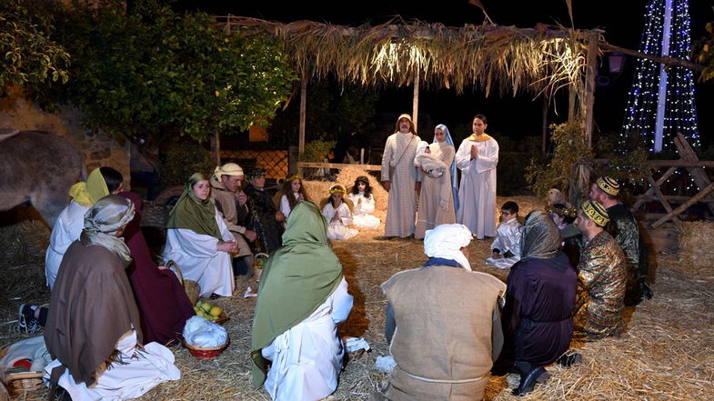 Torna la Natività tra i vicoli di Rocca Imperiale... e incanta i molti turisti 