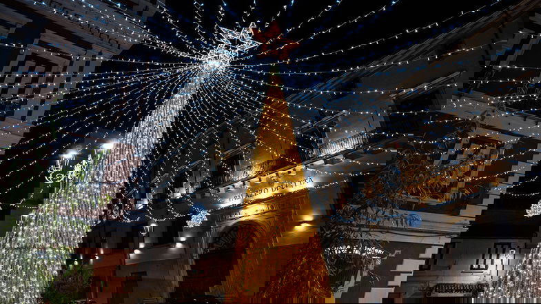 Co-Ro, le luminarie resteranno accese fino a fine mese per incentivare il commercio locale
