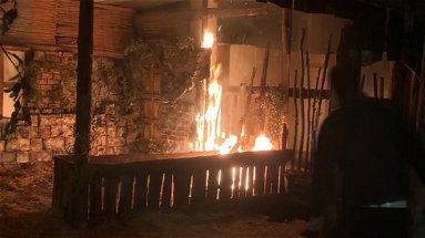 A fuoco il Presepe Vivente di Sibari. Il sindaco Papasso: «Sfiorata la tragedia»
