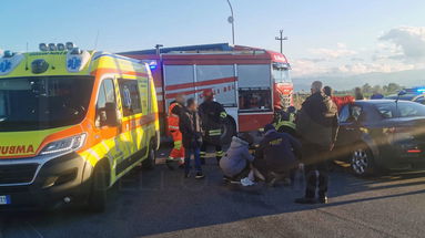 Incidente frontale al quadrivio di Sibari: ci sono 5 feriti (uno è grave). Necessario l'intervento dell'elisoccorso