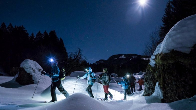 La magia della neve sotto il cielo stellato: a Longobucco al via la prima edizione della “Ciaspolata Notturna”