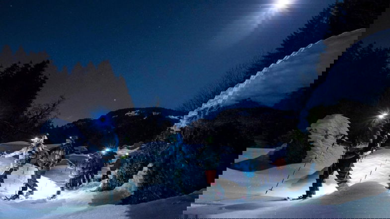 La magia della neve sotto il cielo stellato: a Longobucco al via la prima edizione della “Ciaspolata Notturna”