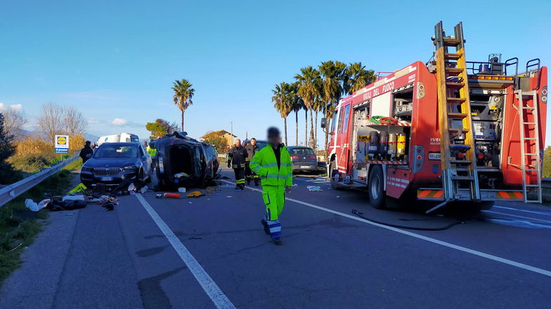 Grave incidente a Torricella (Co-Ro) sulla Statale 106: ci sono sei feriti. Atterrati due elisoccorso