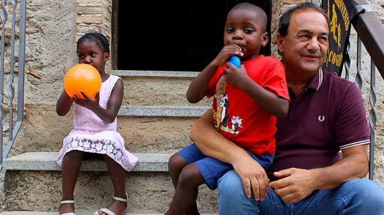 A Riace un'assemblea popolare con raccolta firme per sostenere l'operato di Mimmo Lucano