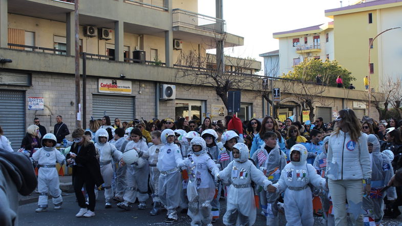 Festa del sorriso a Co-Ro, le strade coriglianesi invase per il funerale di “Grigorij Carnaliveri”