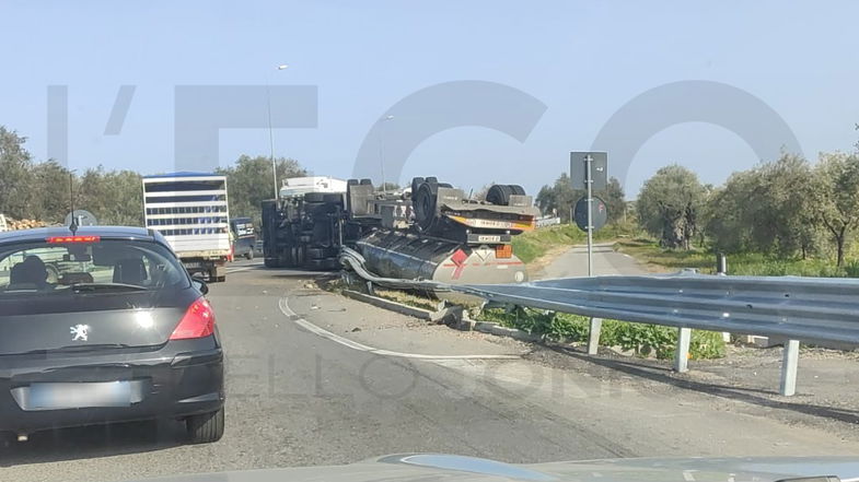 Paura per un'autocisterna carica di carburante che si è ribaltata lungo la statale 106 in località Balano