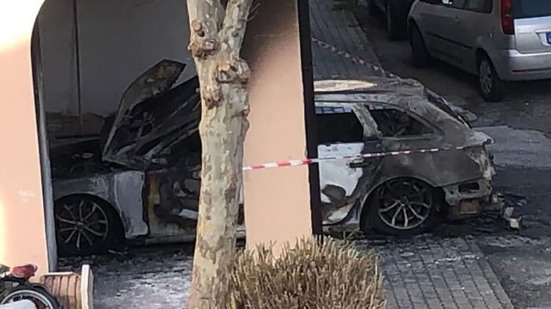 Fiamme a Sibari, distrutta un'auto: si segue la pista dolosa