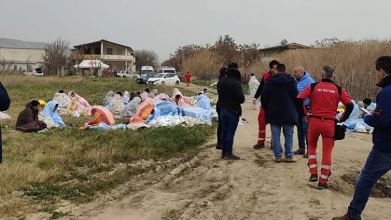 Strage al largo di Crotone per un naufragio. Morti almeno 40 migranti: molti bambini tra le vittime