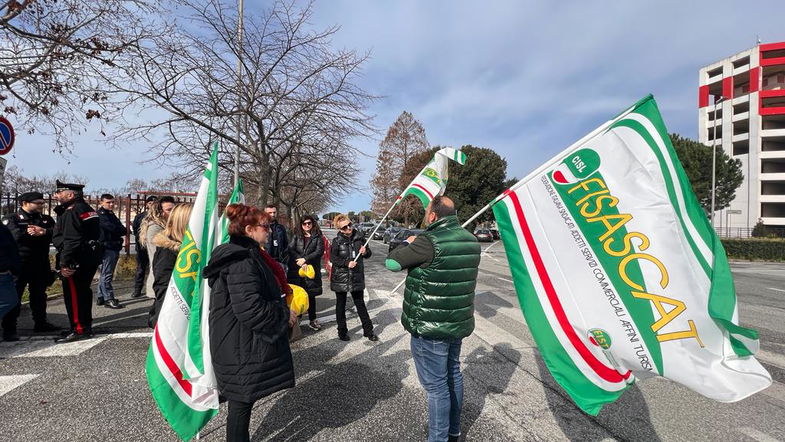 Aeroporto di Lamezia, dopo la protesta della “Fisascat Cisl Calabria” la Sacal propone un nuovo bando