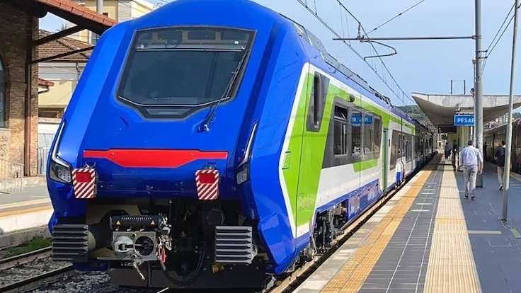 È arrivato in Calabria il primo dei tredici treni ibridi Blues. Quando li vedremo transitare nella Sibaritide?