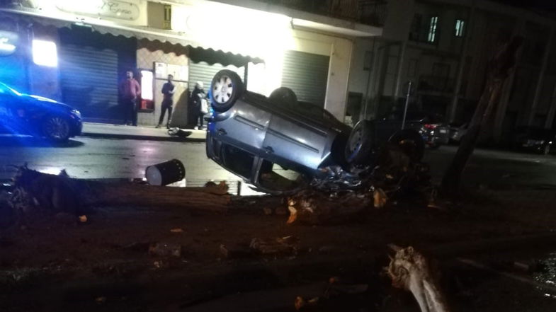 Spettacolare incidente alle porte di Schiavonea, per fortuna nessun ferito
