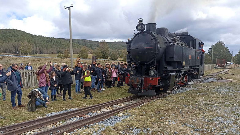 Dalla (quasi) primavera al tipico inverno Silano: è lo spettacolo dell'Itinerario delle Vette con Il Treno della Sila 