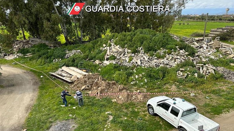 Sequestrata nella Sibaritide una discarica abusiva, grande quanto un campo da calcio