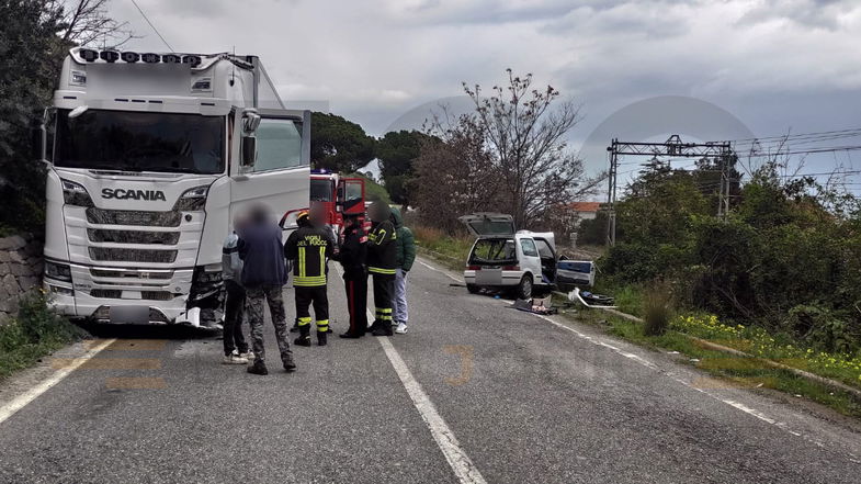 Incidente sulla Statale 106 a Roseto Capo Spulico: ragazza rimane incastrata nelle lamiere di una 500