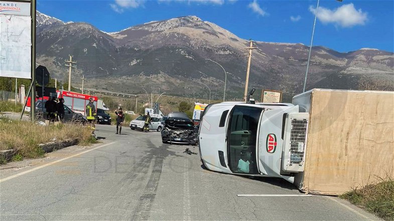 Incidente sulla provinciale 263, si ribalta un furgone frigo: ci sono feriti