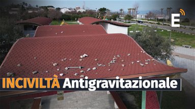 Sui tetti (inaccessibili) delle strutture del Parco Sant’Angelo ammassi di pietre: come ci sono arrivate?