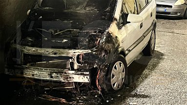 Ritorna l'anonima incendi: un'auto a fuoco nella notte a Rossano scalo