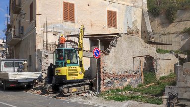 Cassano Jonio, abusivismo edilizio: demolito un immobile fatiscente nel centro storico