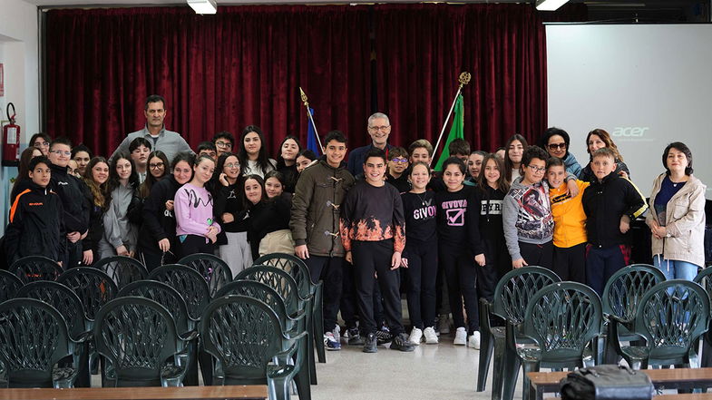 Laghi incontra i ragazzi di San Lorenzo del Vallo per parlare di Ambiente