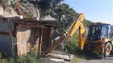 A Cassano continua la lotta all’abusivismo edilizio: demolita una stalla