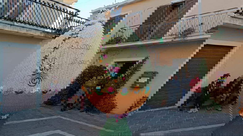 In piazza a Calopezzati un Uovo di Pasqua... fatto all'uncinetto