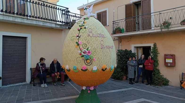 In piazza a Calopezzati un Uovo di Pasqua... fatto all'uncinetto