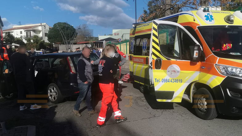 Ha un malore improvviso mentre è alla guida dell'auto: si schianta contro un muretto e muore