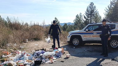 Abbandonano rifiuti nei boschi e nei fiumi della Sila, fermati dalla Polizia