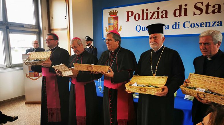 Consegnato l'olio di Capaci ai vescovi delle cinque diocesi della Provincia