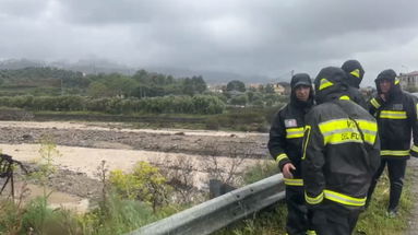 Maltempo, guada il fiume in piena e rimane bloccato: recuperata l'auto ma dell'uomo non c'è traccia