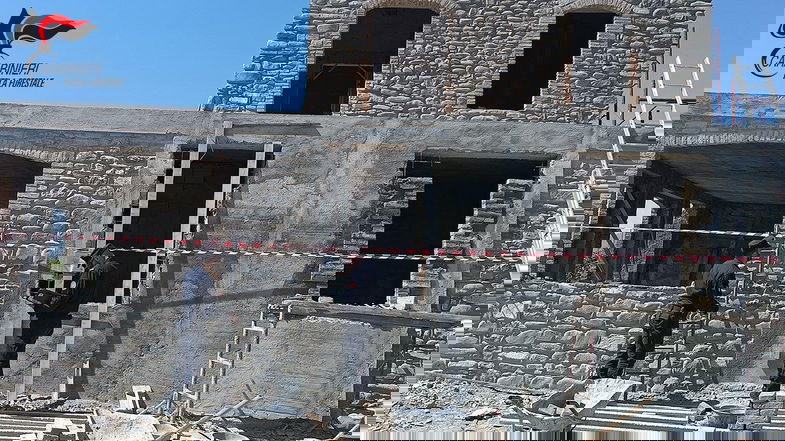 Abusivismo edilizio a Trebisacce, sigilli a una villetta a due piani in costruzione
