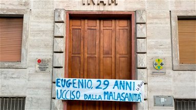 Morte di Eugenio, manifestazione davanti all’Asp di Cosenza «per chiedere giustizia»
