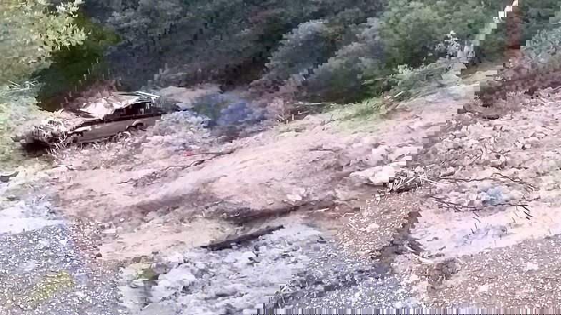 Sfiorata la tragedia a Scala Coeli, mezzo pesante “risucchiato” in un cratere: salvo il conducente