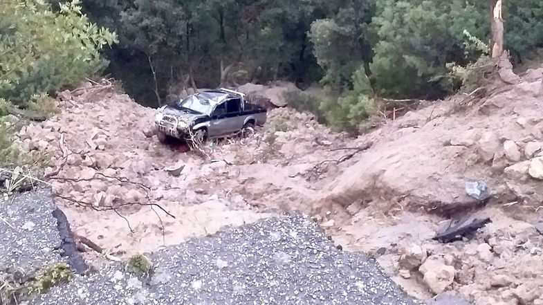 Sfiorata la tragedia a Scala Coeli, mezzo pesante “risucchiato” in un cratere: salvo il conducente