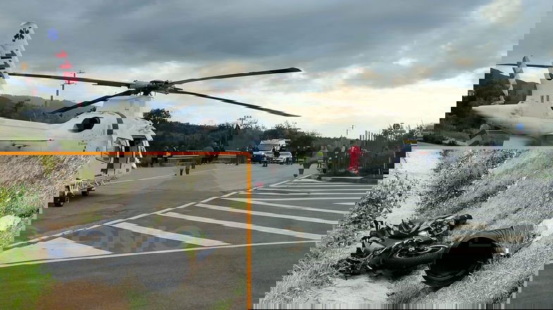 Incidente a Ciminata (Co-Ro), un giovane finisce in un canalone con la moto: interviene l'elisoccorso