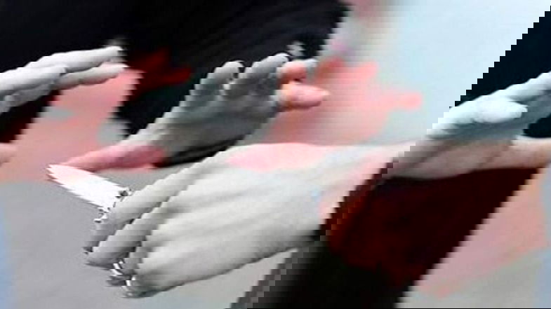 Armato di coltello, rapina un passante: arrestato grazie al sistema di video sorveglianza cittadina