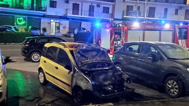 Un'auto a fuoco nella notte a Rossano scalo: non si esclude il dolo