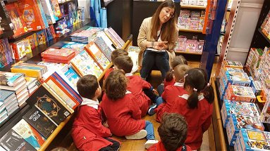I bimbi della sezione 5 anni della scuola dell'infanzia paritaria “la Coccinella” alla scoperta del mondo dei libri