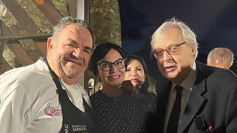 Sgarbi stregato dagli zafarani cruschi. «Quando è in Calabria non riesce a distaccarsene!»