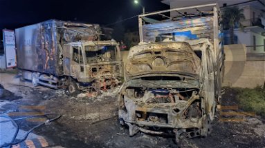 Notte di fuoco a Francavilla marittima, in fiamme due automezzi pesanti