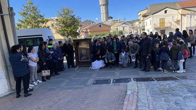 Scala Coeli accoglie i simboli della Giornata mondiale della Gioventù e festeggia il diciannovesimo anniversario sacerdotale di don Rocco Grillo