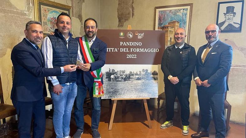 CaseoArt-Trofeo San Lucio: premiato il maestro casaro Paolo Pignataro con il formaggio 